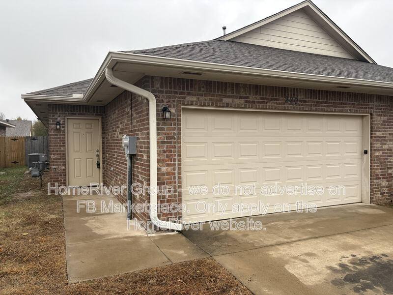 Apartment for rent at 200 Ashley Dr, Edmond, OK 73003