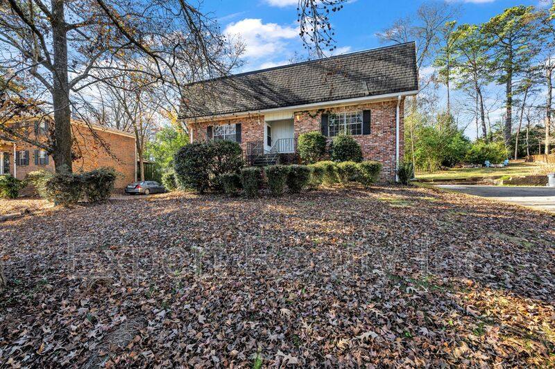 Townhouse for rent at 822 Linbard Lane, Birmingham, AL 35226