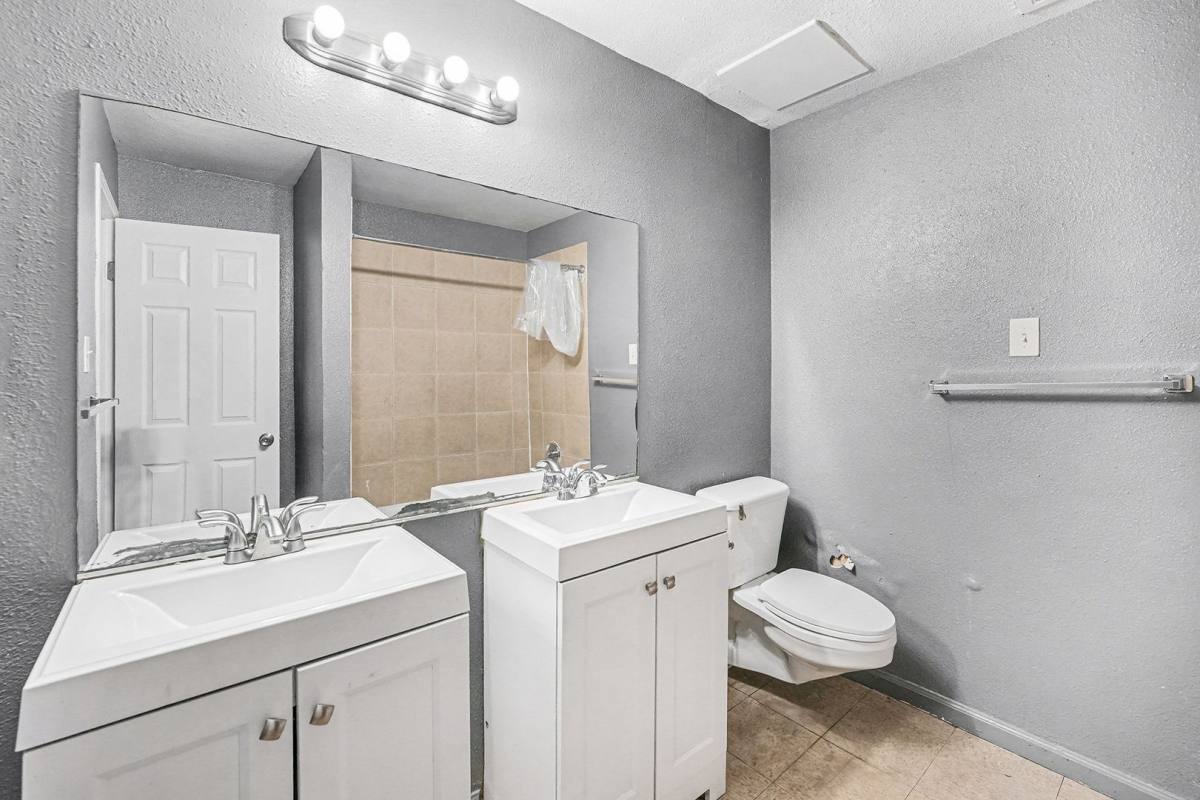 Apartment for rent at 1600 Clinton St, Aurora, CO 80010