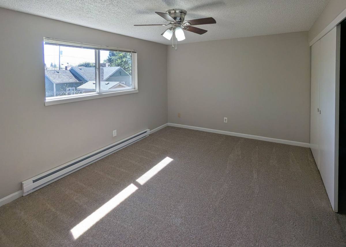 Apartment for rent at 470-488 24th St NE, Salem, OR 97301