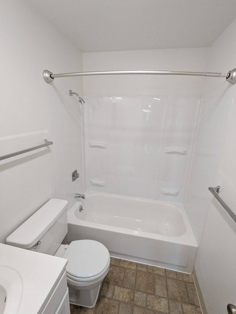 Apartment for rent at 470-488 24th St NE, Salem, OR 97301