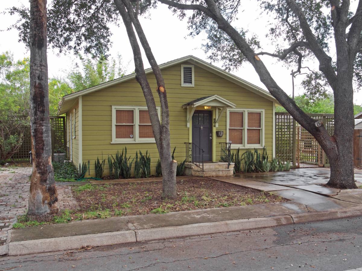 House for rent at 208 N 8th, McAllen, TX 78501