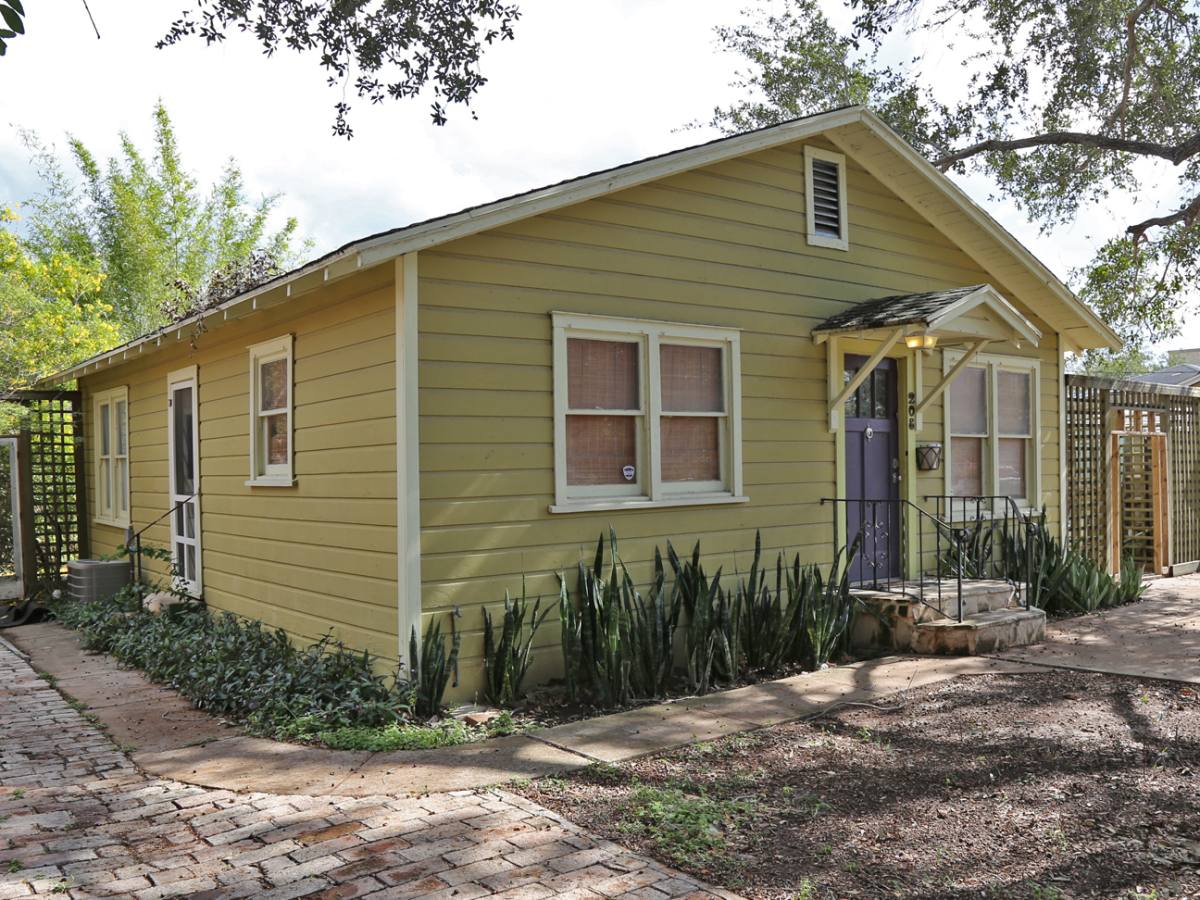 House for rent at 208 N 8th, McAllen, TX 78501