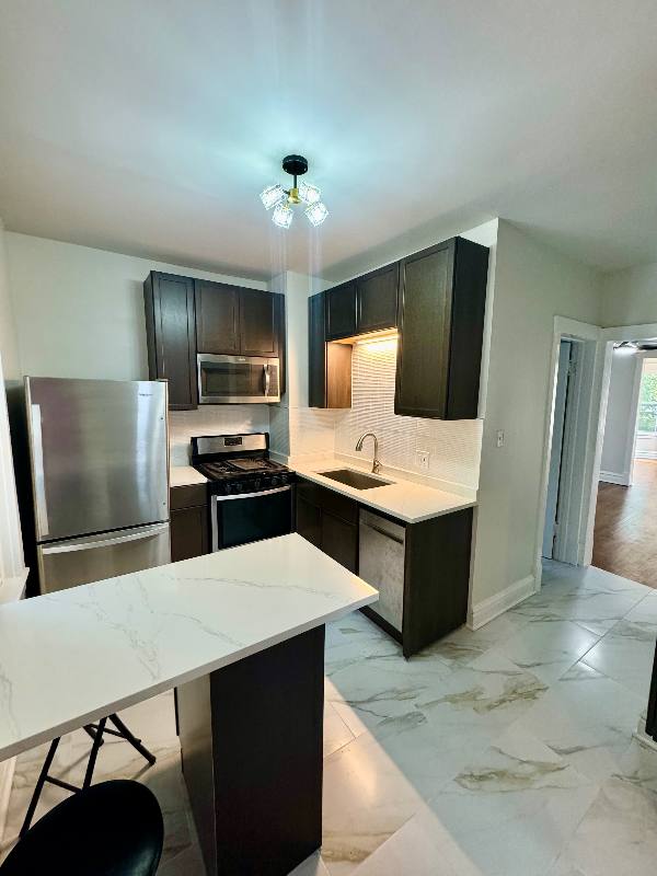 1832 W Greenleaf Ave, Chicago, IL 60626