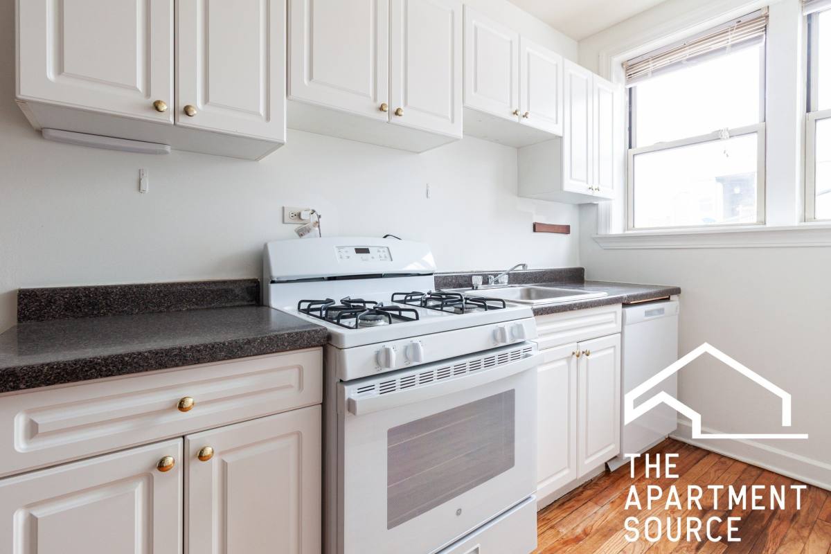 Apartment for rent at 556 W Aldine Ave #2, Chicago, IL 60657