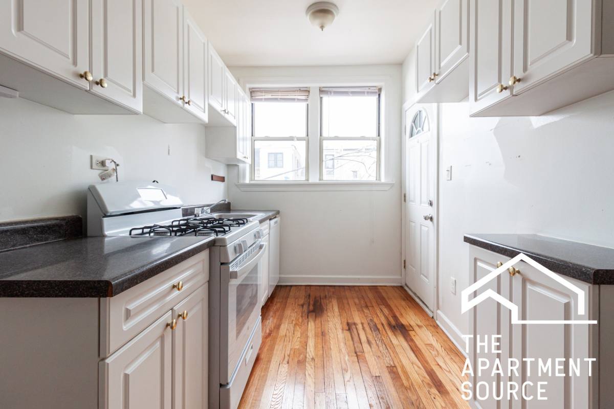Apartment for rent at 556 W Aldine Ave #2, Chicago, IL 60657