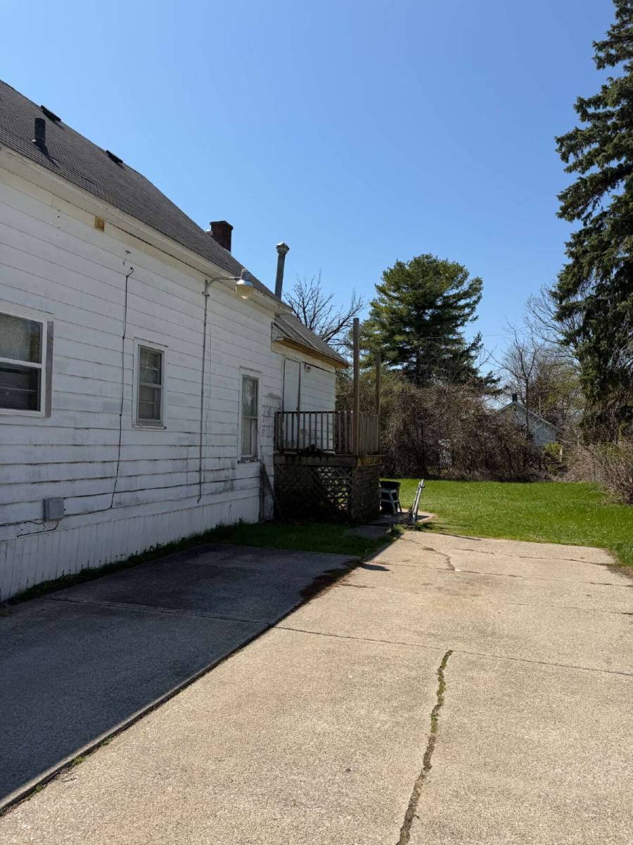Apartment for rent at 2401 Lowell Ave #1, Saginaw, MI 48601