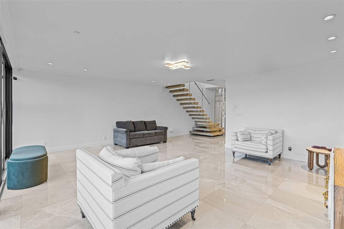 Townhouse for rent at 6124 Paradise Point Dr, Miami, FL 33157