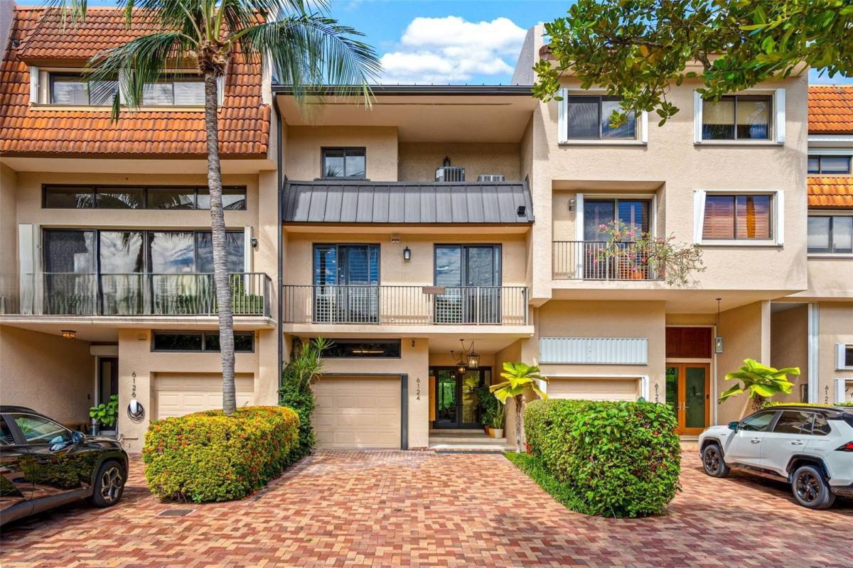Townhouse for rent at 6124 Paradise Point Dr, Miami, FL 33157