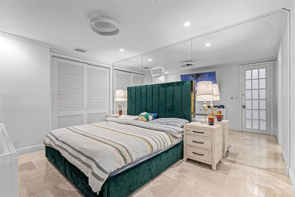 Townhouse for rent at 6124 Paradise Point Dr, Miami, FL 33157