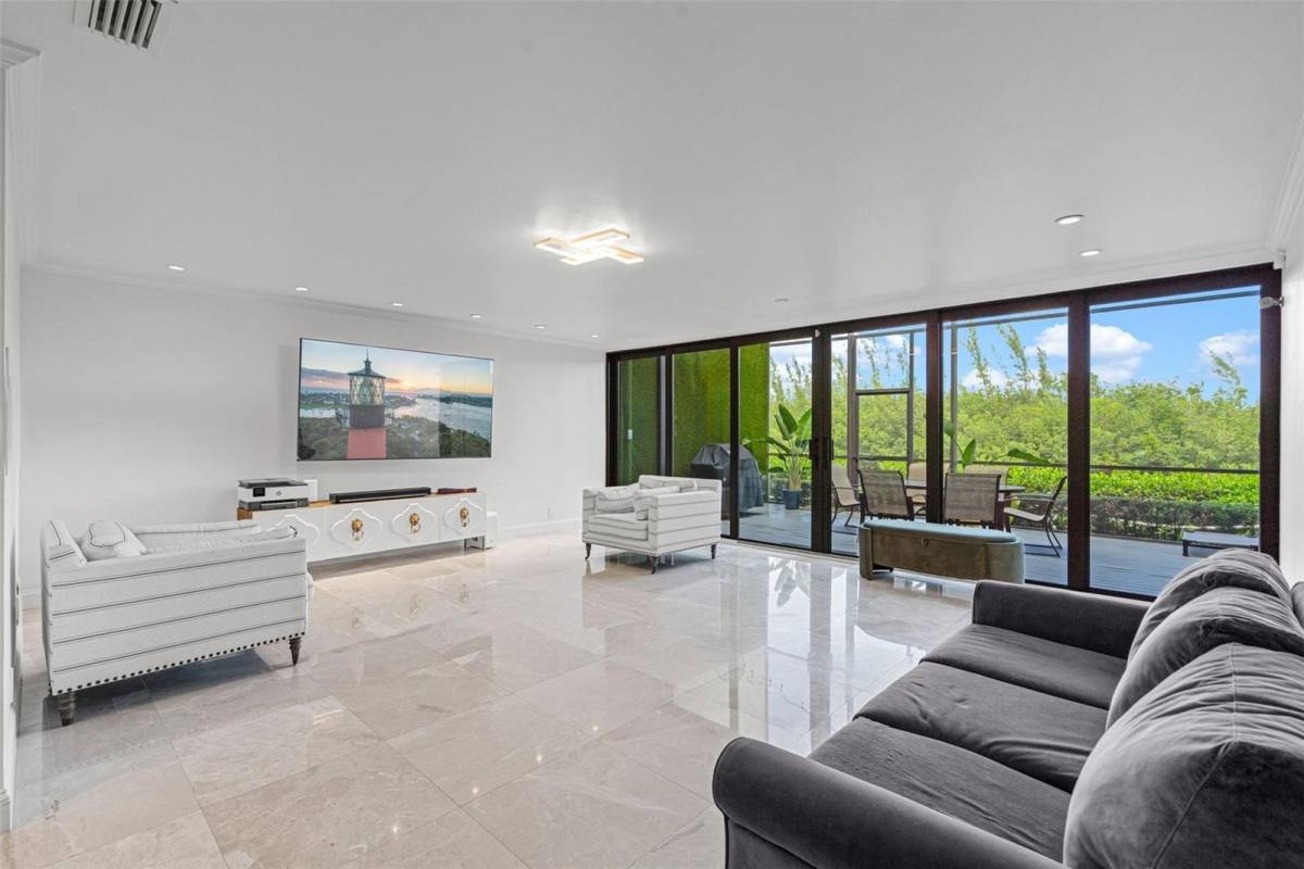 Townhouse for rent at 6124 Paradise Point Dr, Miami, FL 33157