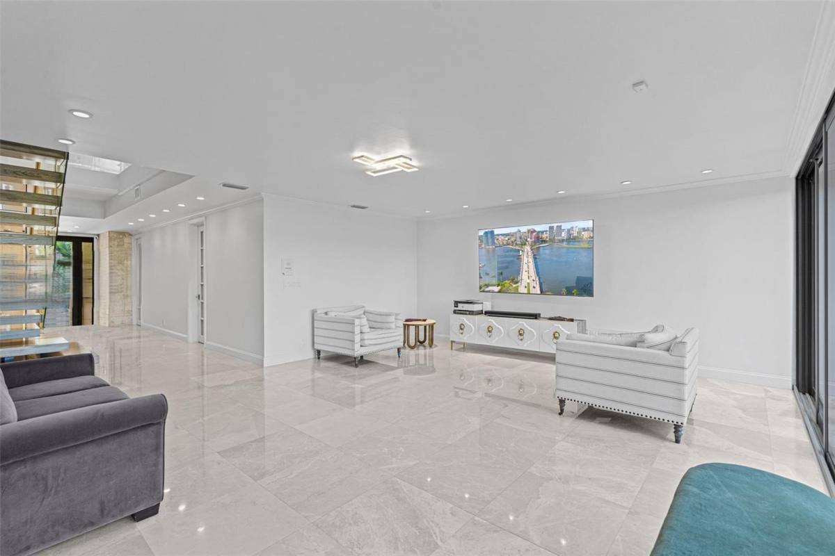 Townhouse for rent at 6124 Paradise Point Dr, Miami, FL 33157
