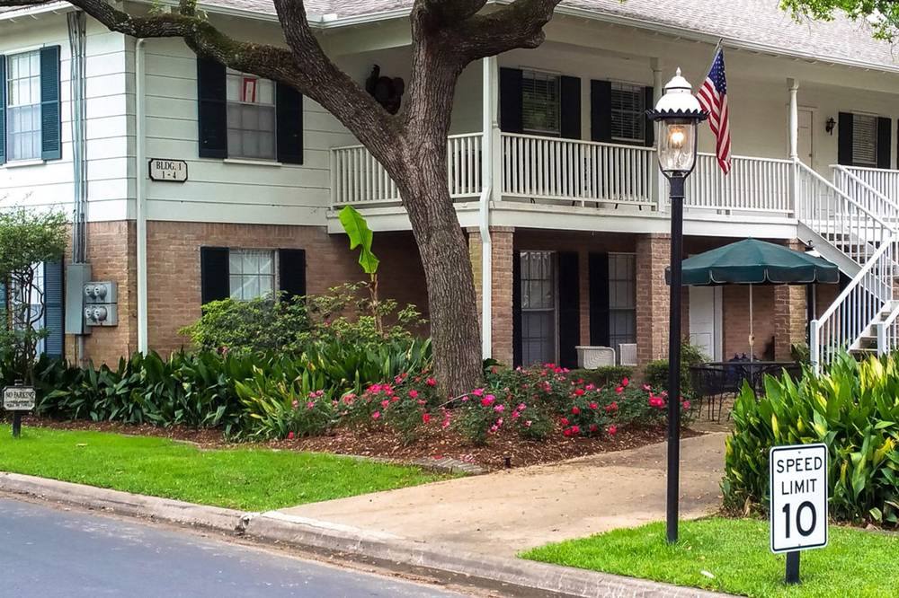 Apartment for rent at 10220 Memorial Dr, Houston, TX 77024