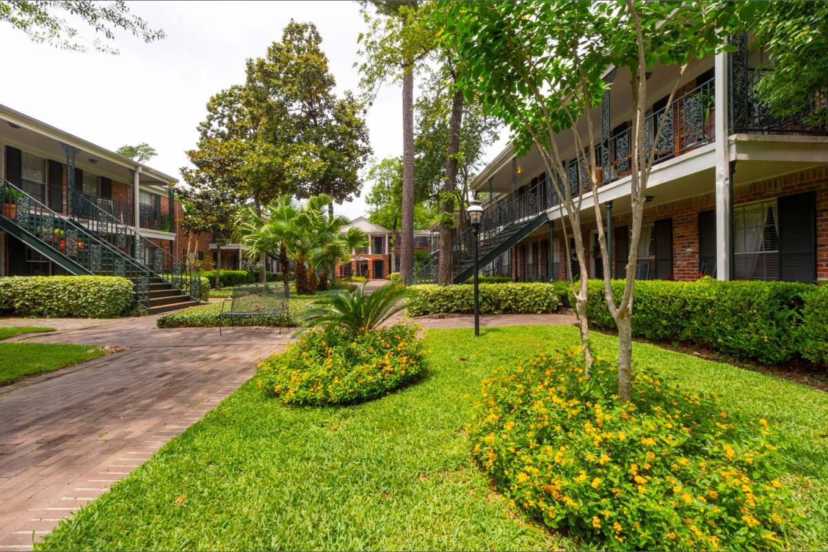 Apartment for rent at 10220 Memorial Dr, Houston, TX 77024