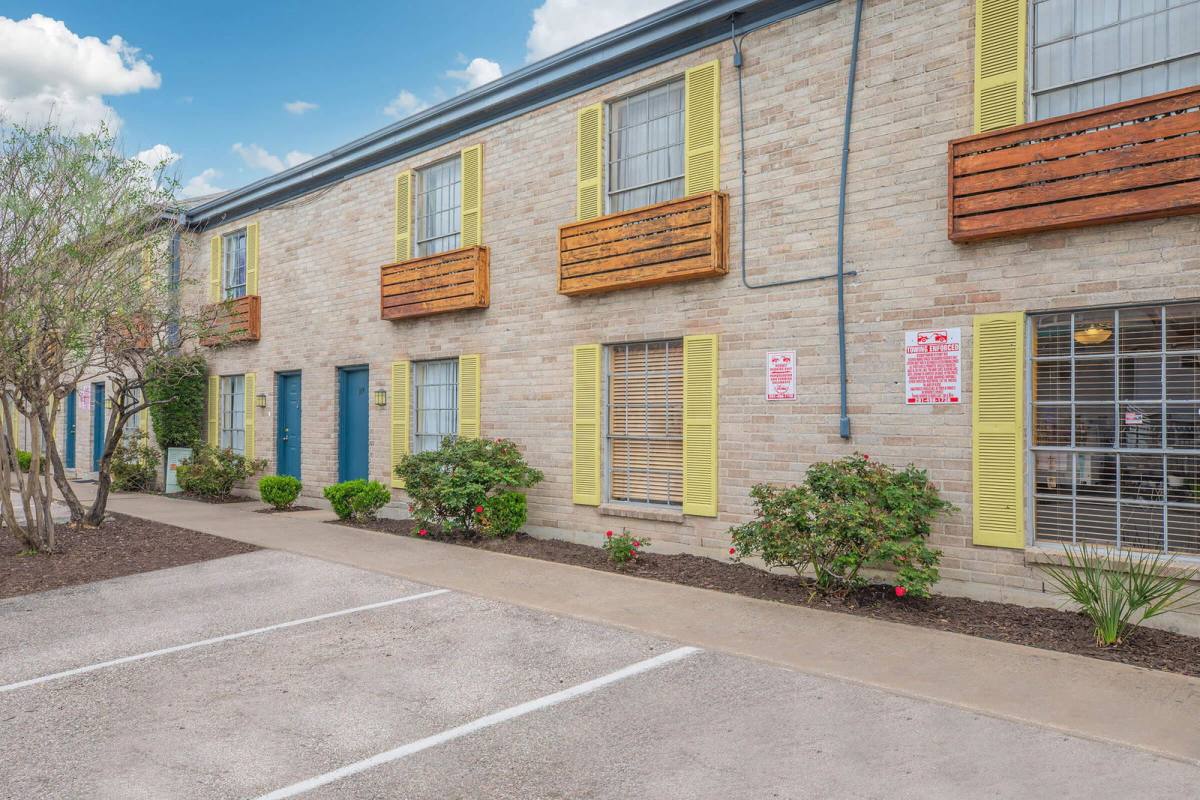 Apartment for rent at 6370 Windswept Lane, Houston, TX 77057