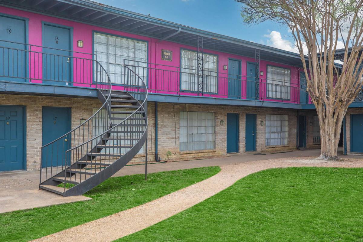 Apartment for rent at 6370 Windswept Lane, Houston, TX 77057