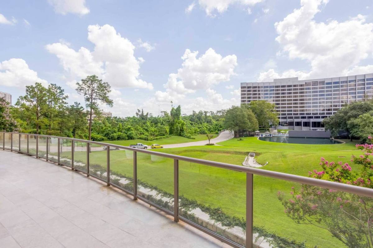 Apartment for rent at 7 Riverway, Houston, TX 77056