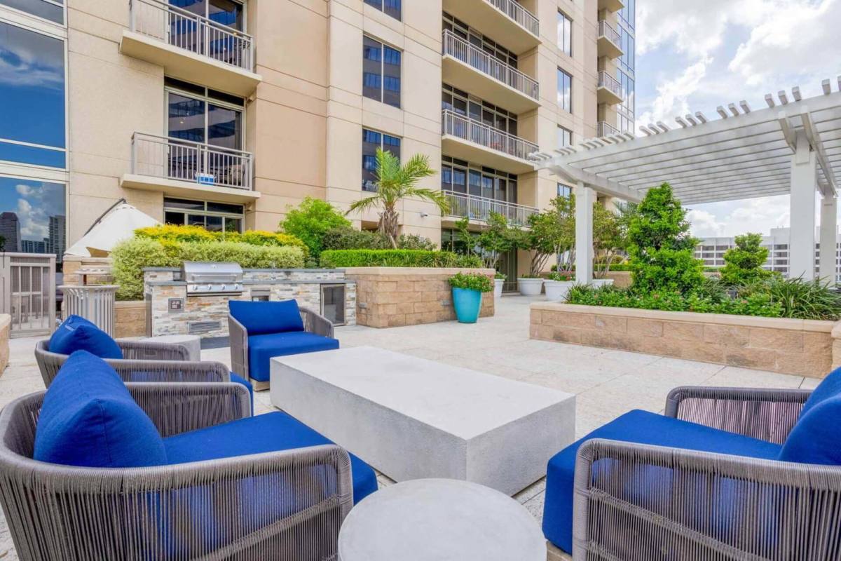 Apartment for rent at 7 Riverway, Houston, TX 77056