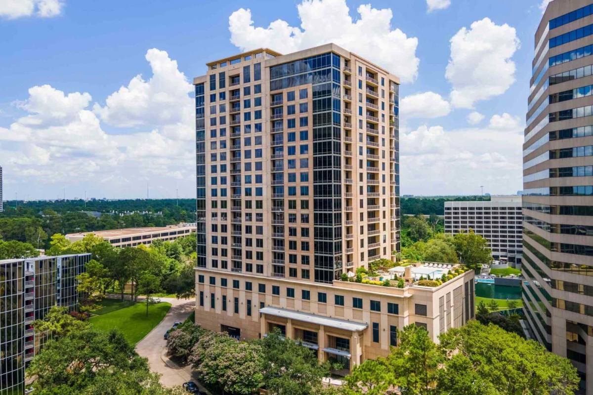 Apartment for rent at 7 Riverway, Houston, TX 77056