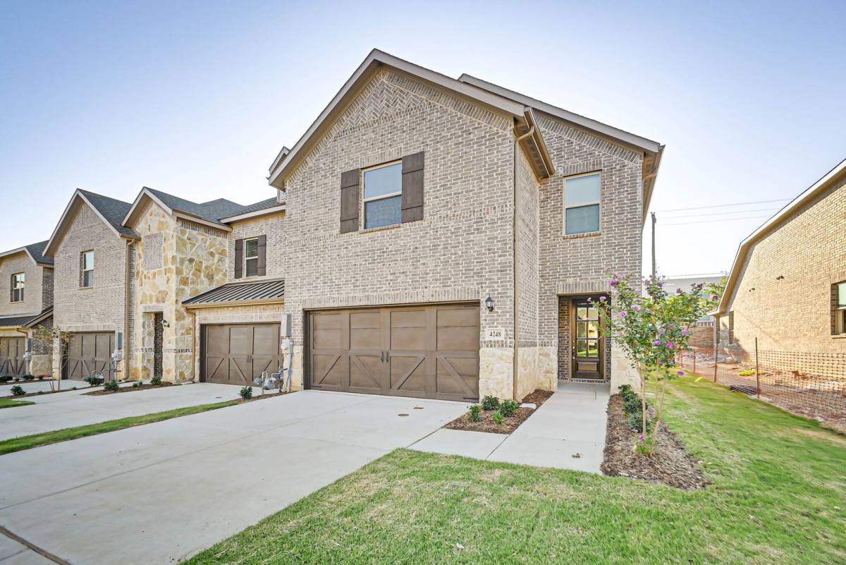 Townhouse for rent at 4248 Mingo Dr, Carrollton, TX 75010