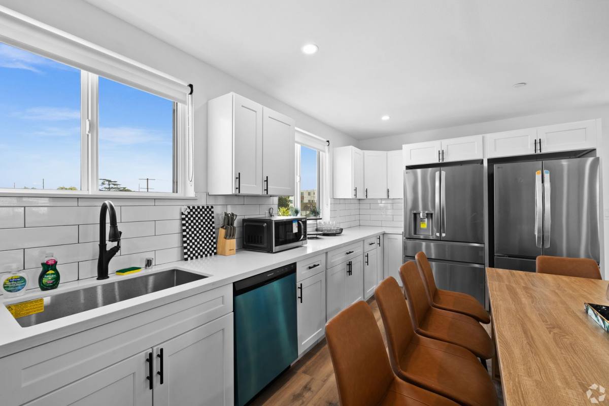 Apartment for rent at 1171 W 37th Place, Los Angeles, CA 90007