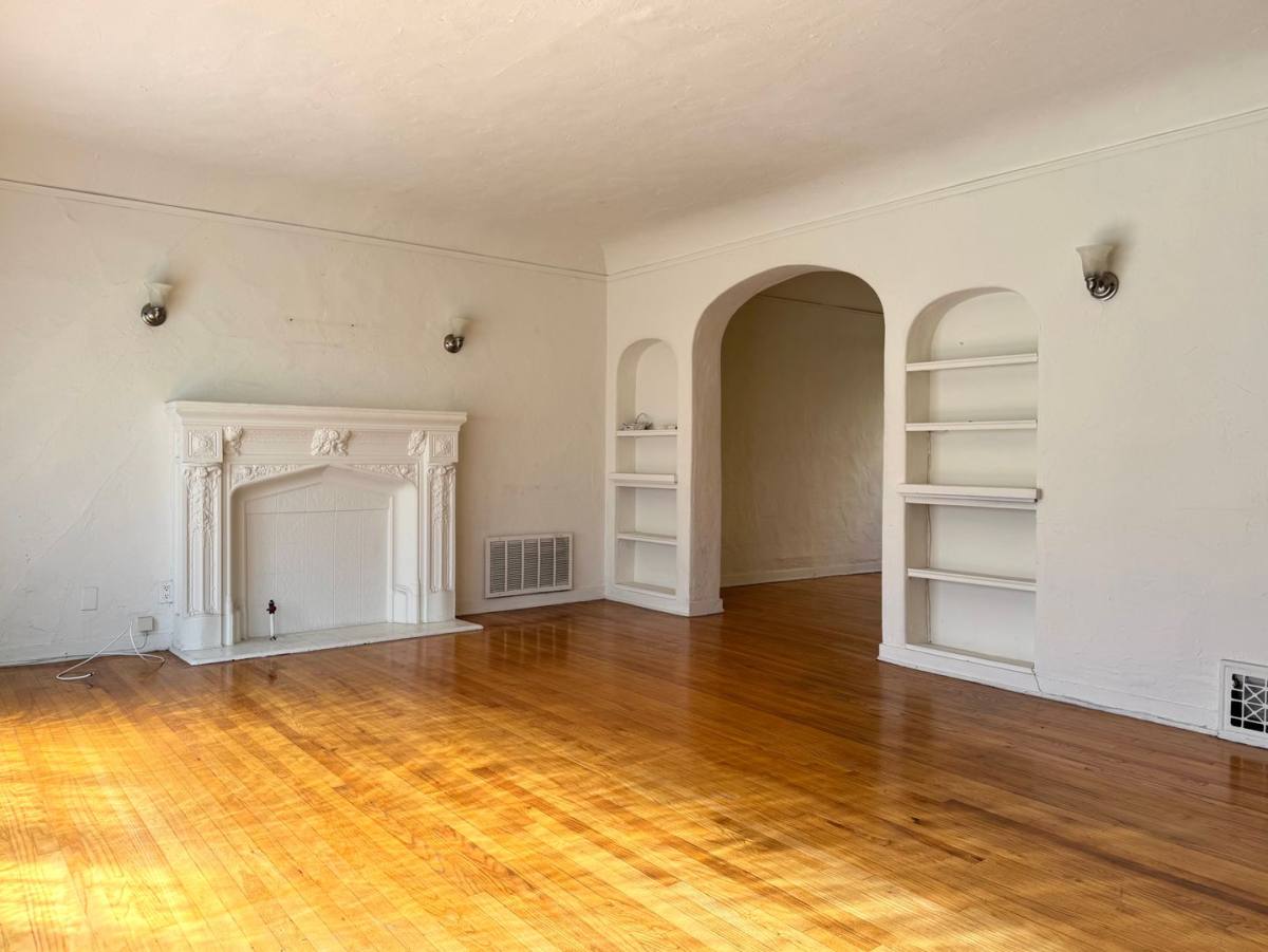 Apartment for rent at 419-427 N Spaulding Ave, Los Angeles, CA 90036