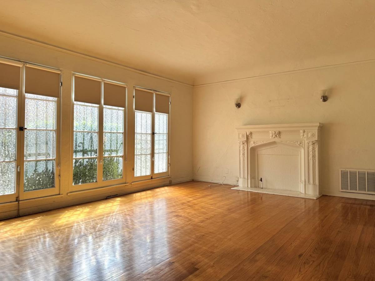 Apartment for rent at 419-427 N Spaulding Ave, Los Angeles, CA 90036