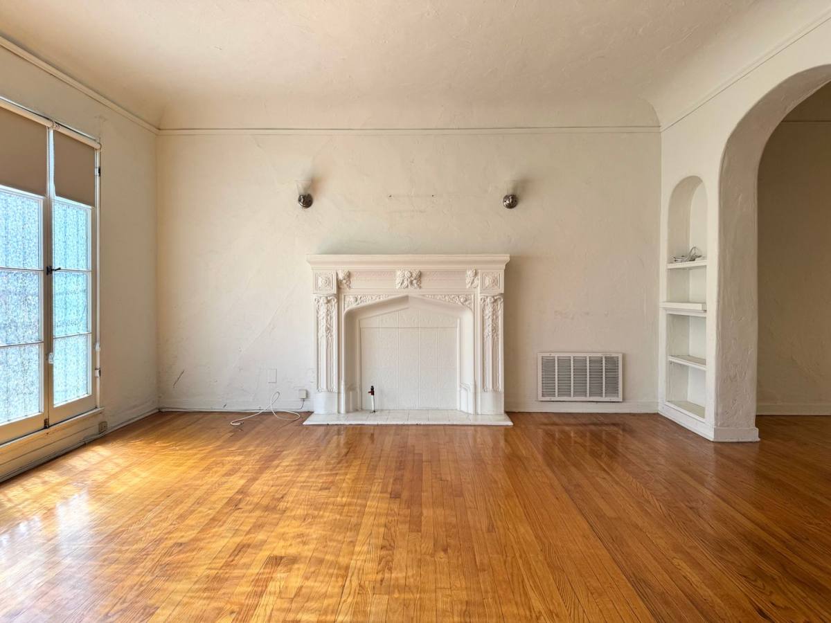 Apartment for rent at 419-427 N Spaulding Ave, Los Angeles, CA 90036
