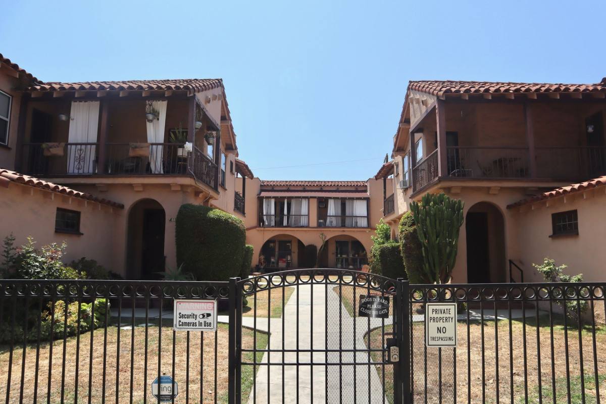 Apartment for rent at 419-427 N Spaulding Ave, Los Angeles, CA 90036