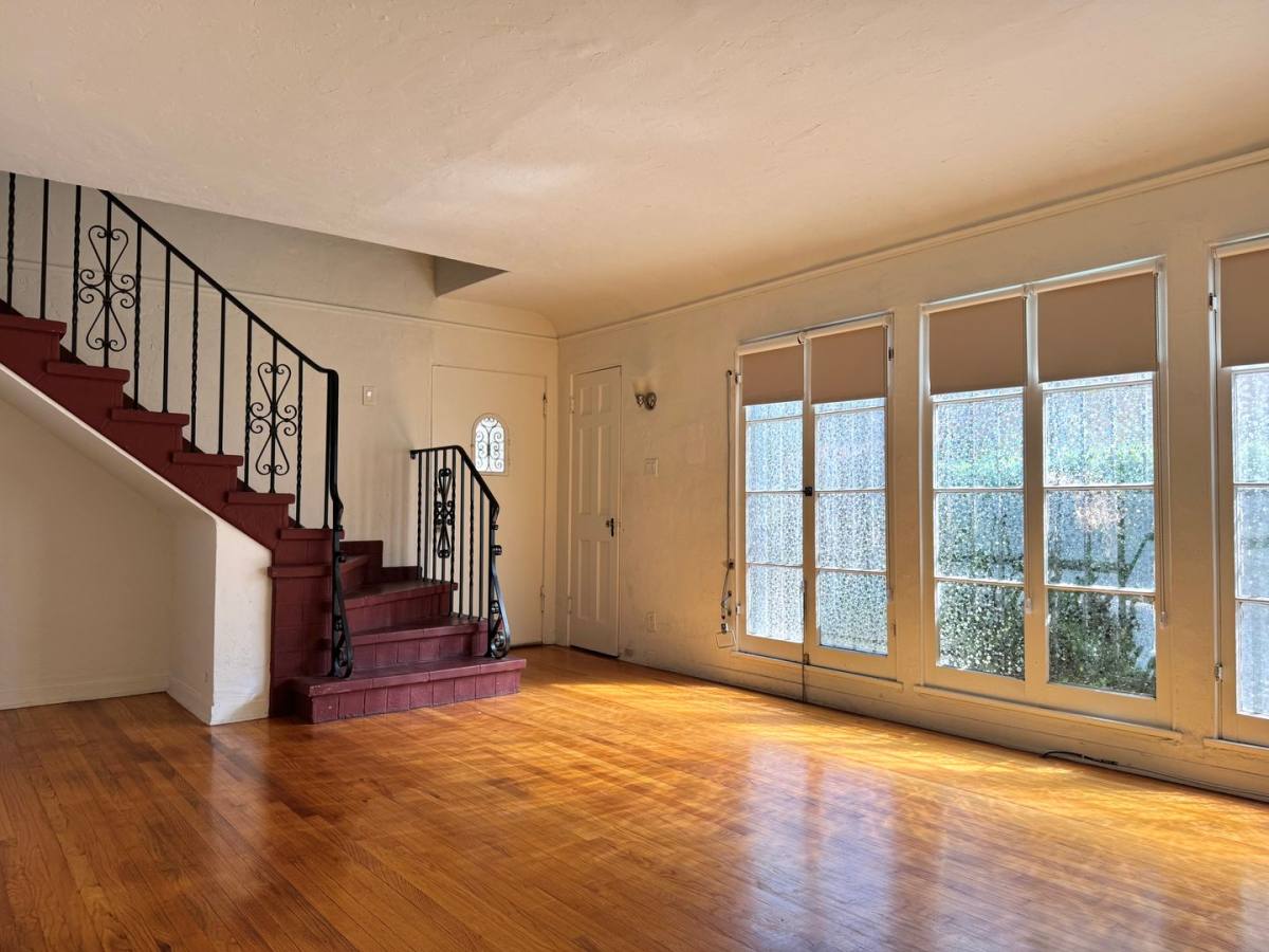 Apartment for rent at 419-427 N Spaulding Ave, Los Angeles, CA 90036
