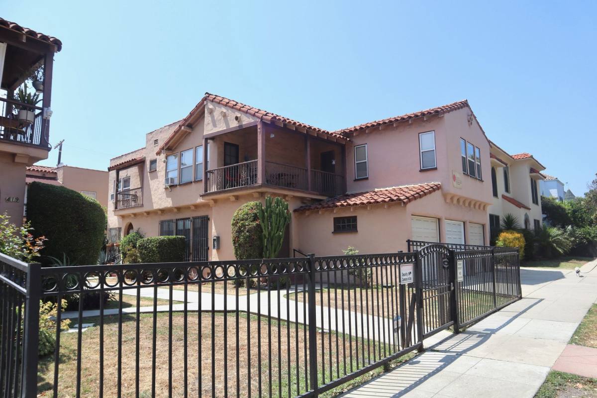 Apartment for rent at 419-427 N Spaulding Ave, Los Angeles, CA 90036
