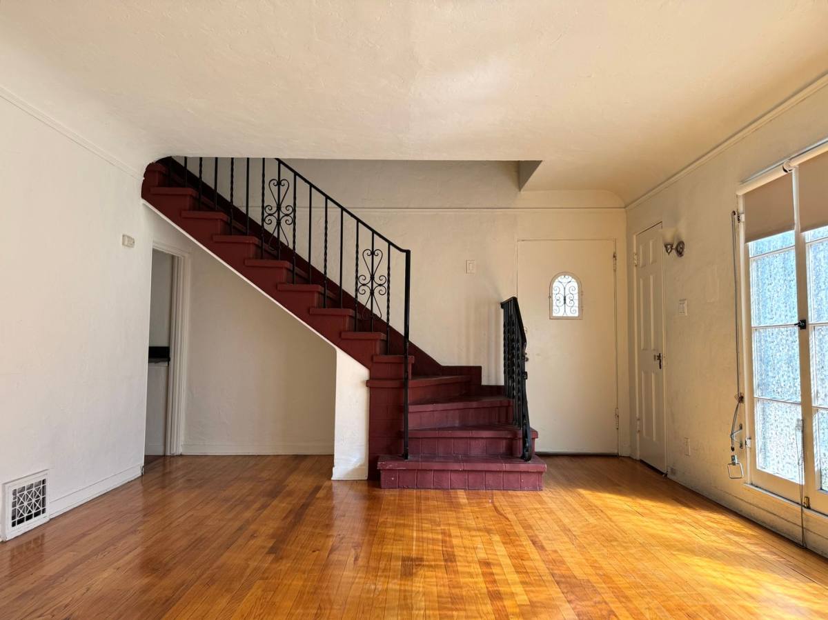 Apartment for rent at 419-427 N Spaulding Ave, Los Angeles, CA 90036