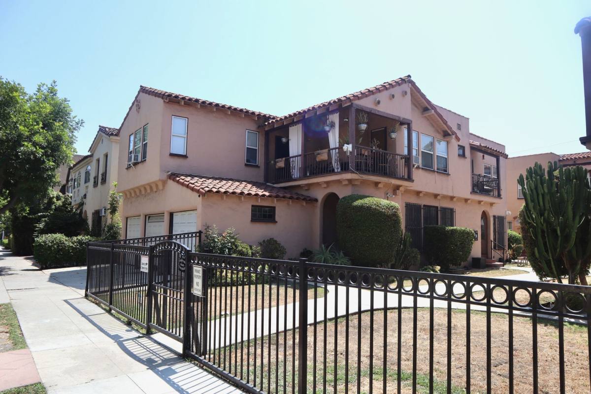 Apartment for rent at 419-427 N Spaulding Ave, Los Angeles, CA 90036