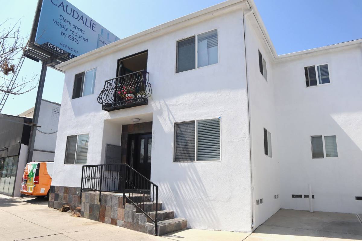 Apartment for rent at 8655 W Pico Blvd, Los Angeles, CA 90035