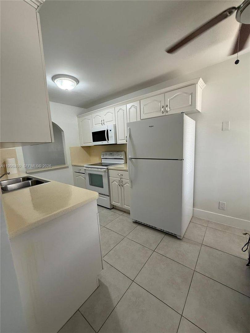 Apartment for rent at 155 Lakeview Dr, Fort Lauderdale, FL 33326