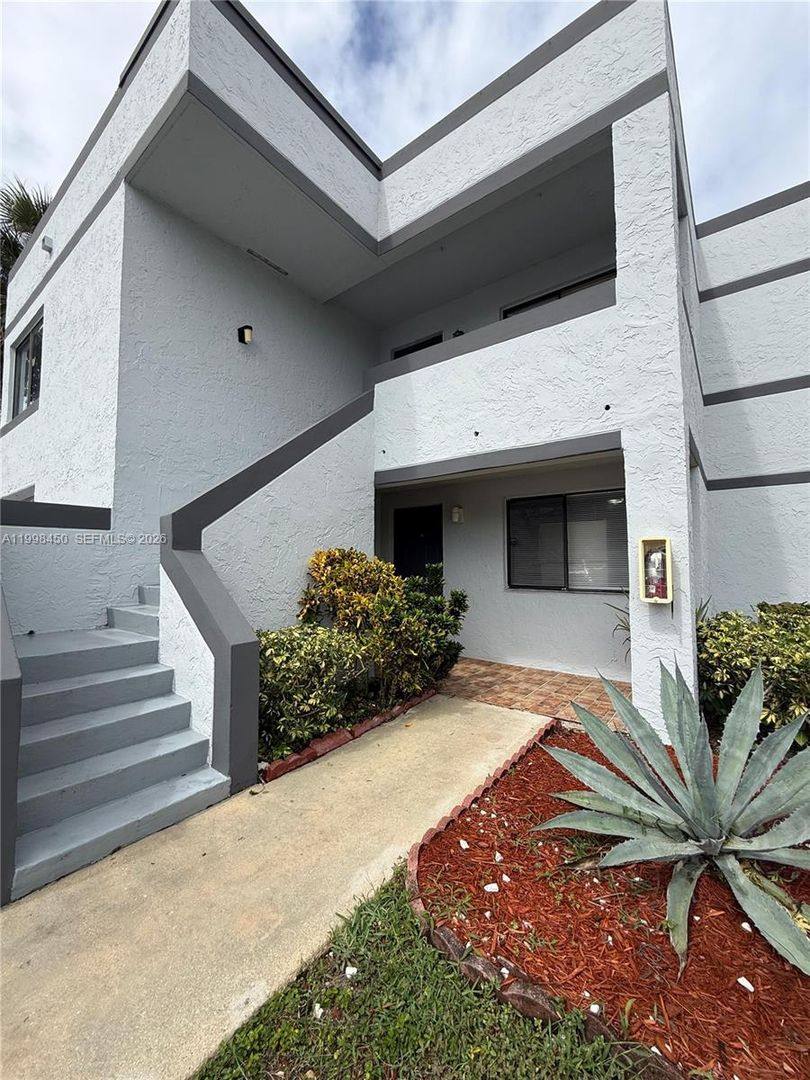 Apartment for rent at 155 Lakeview Dr, Fort Lauderdale, FL 33326