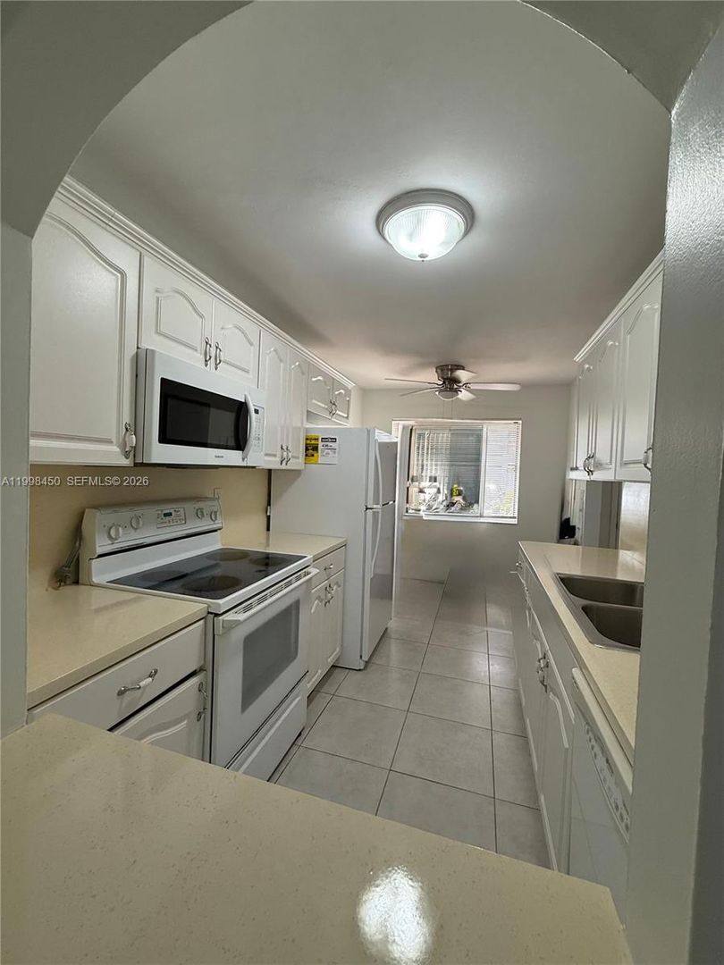 Apartment for rent at 155 Lakeview Dr, Fort Lauderdale, FL 33326