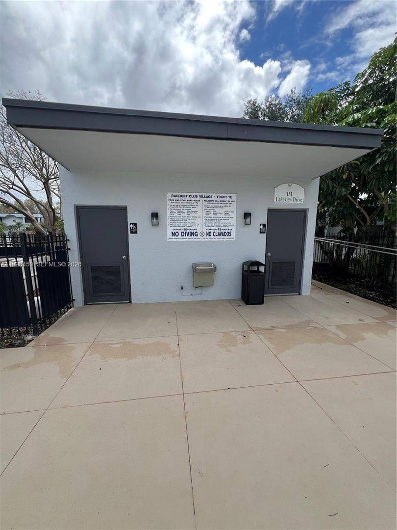 Apartment for rent at 155 Lakeview Dr, Fort Lauderdale, FL 33326