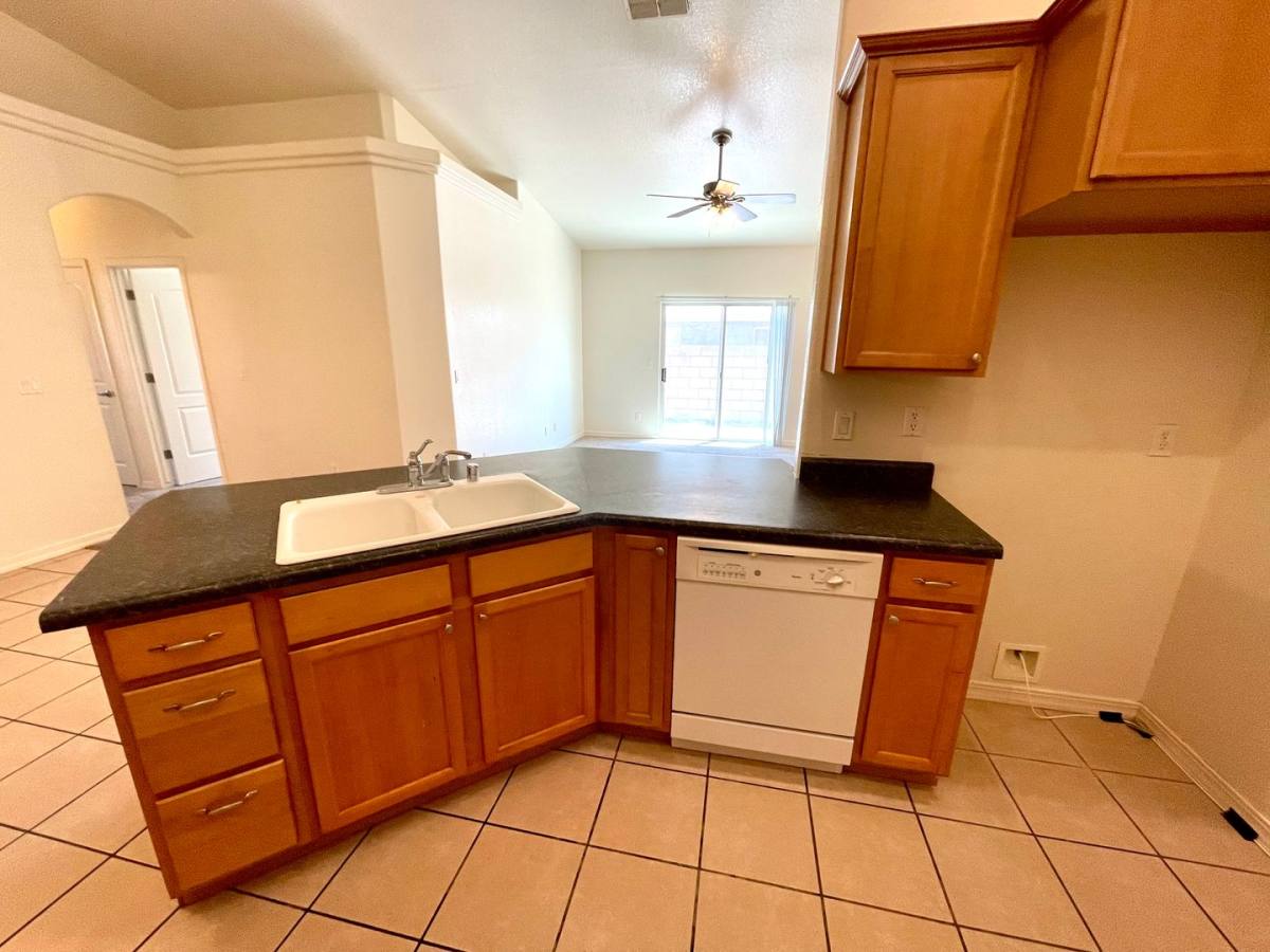 933 E Beverly Ave #B, Kingman, AZ 86401 - House for Rent - Image 10