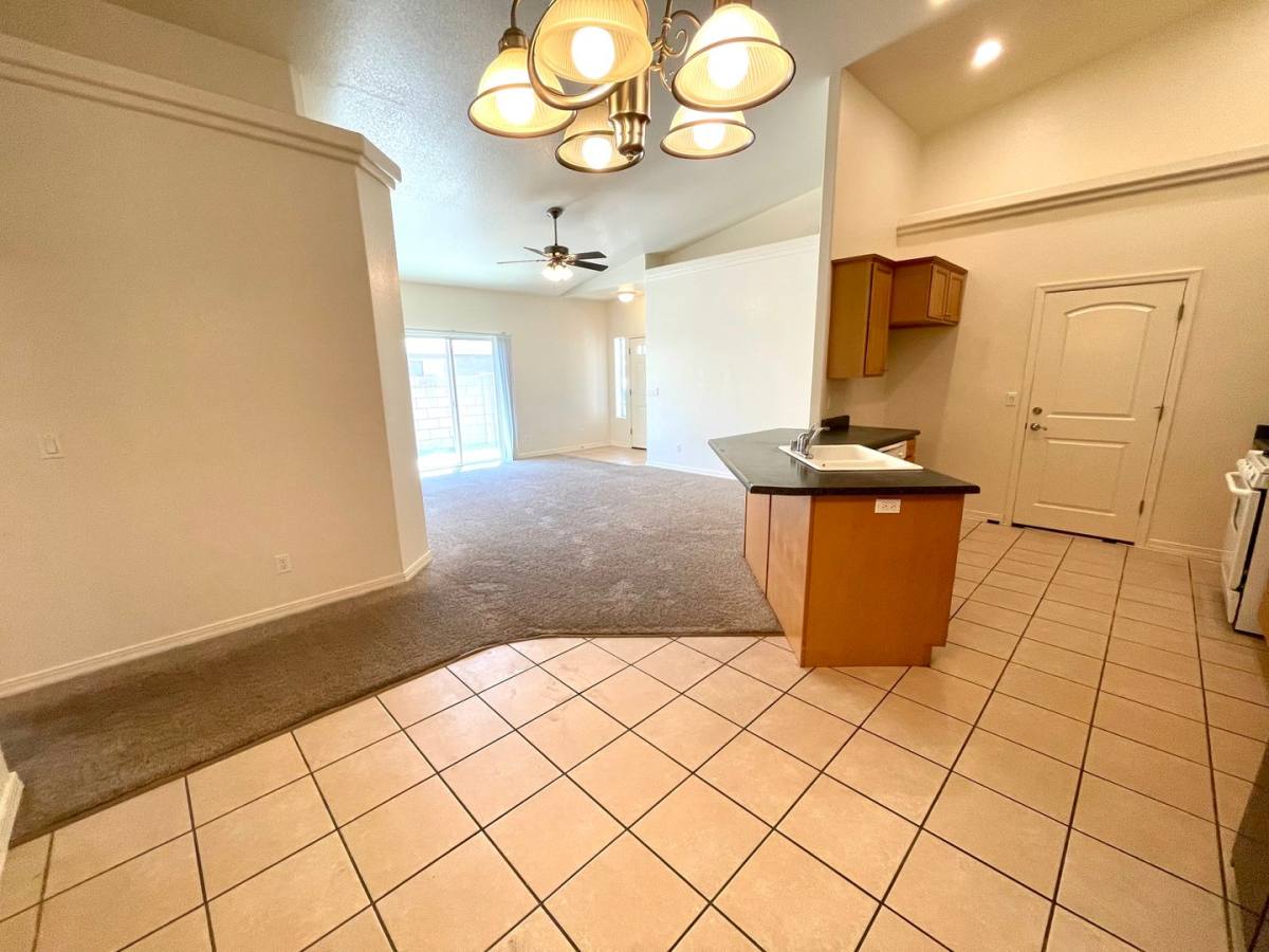 933 E Beverly Ave #B, Kingman, AZ 86401 - House for Rent - Image 9