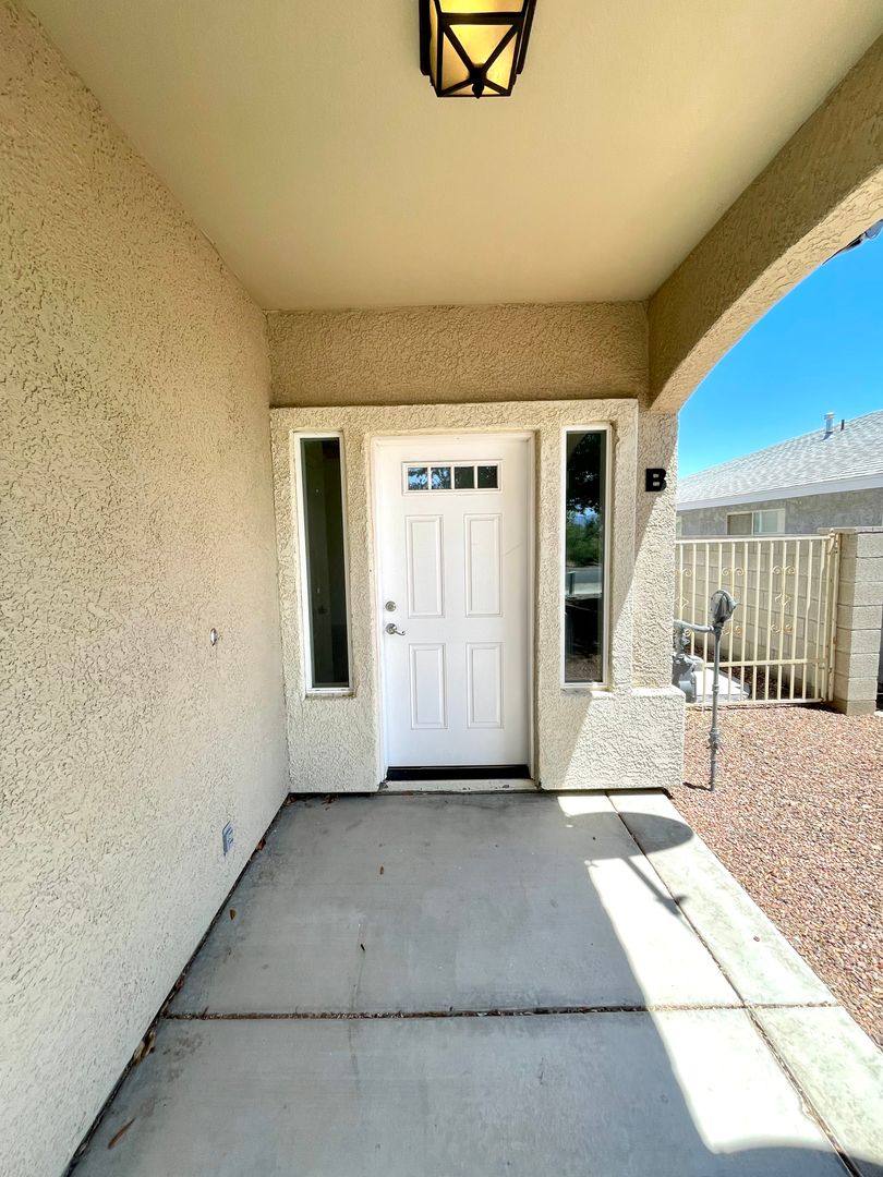 933 E Beverly Ave #B, Kingman, AZ 86401 - House for Rent - Image 2