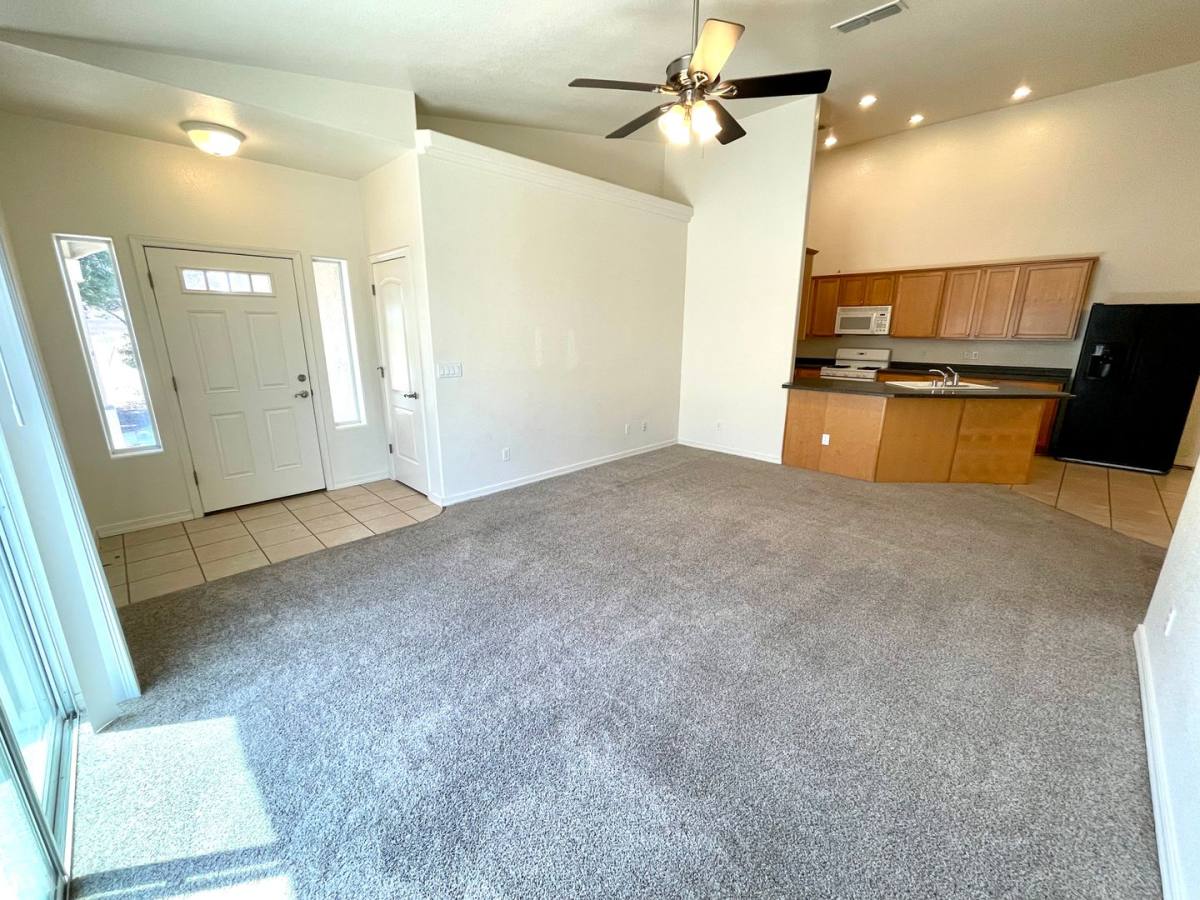 933 E Beverly Ave #B, Kingman, AZ 86401 - House for Rent - Image 4