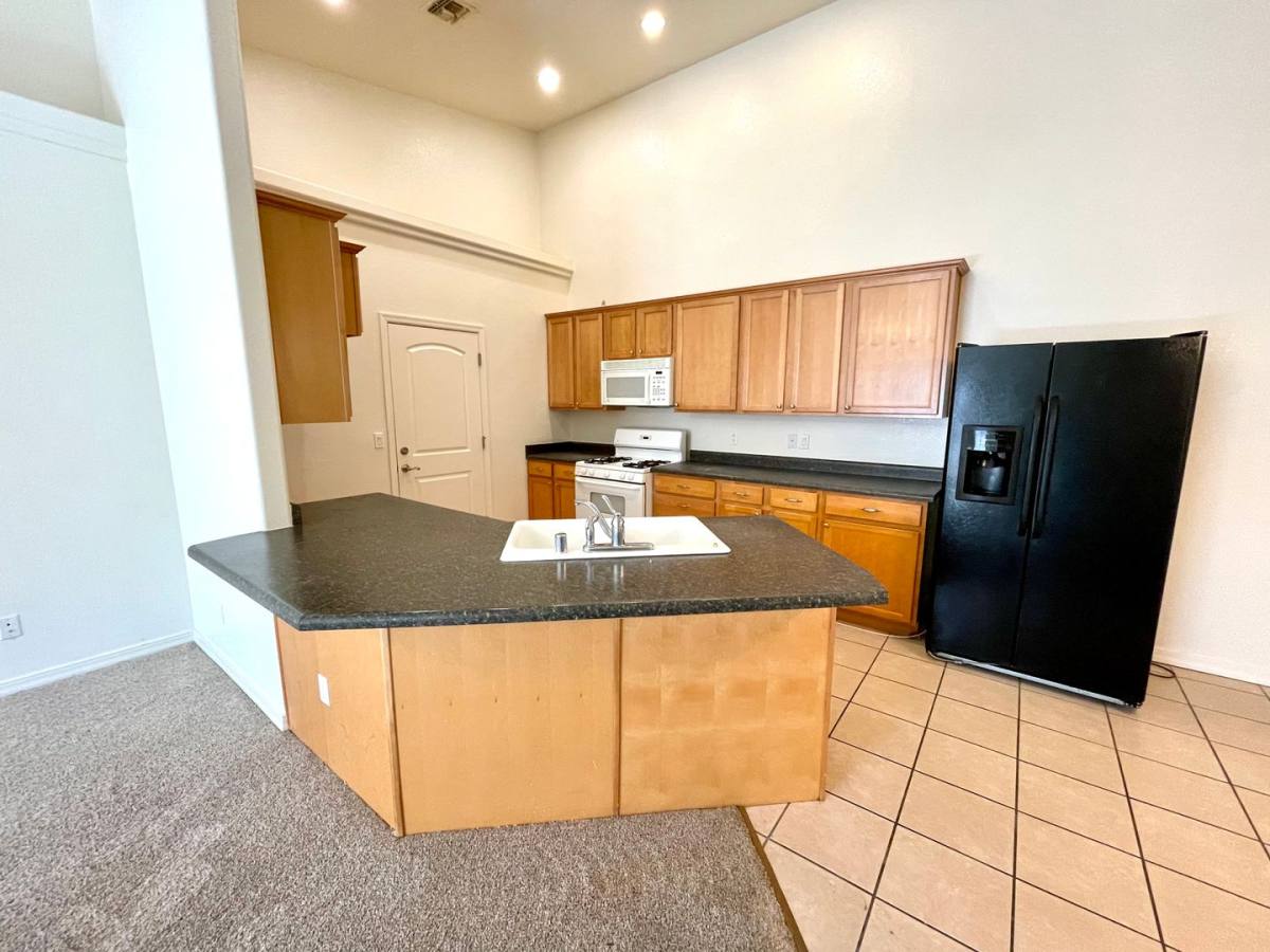 933 E Beverly Ave #B, Kingman, AZ 86401 - House for Rent - Image 7