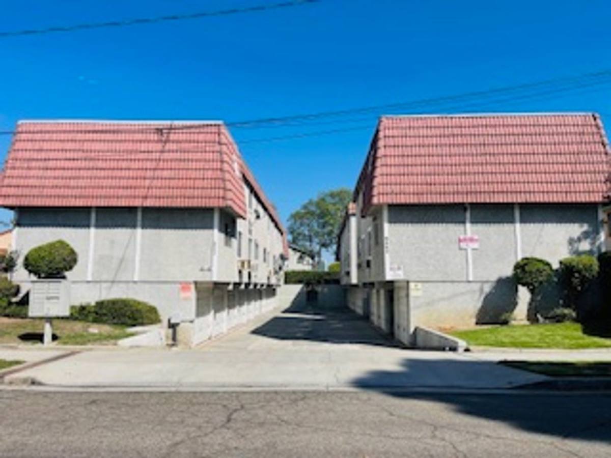 Townhouse for rent at 6442 Rostrata Ave, Buena Park, CA 90621