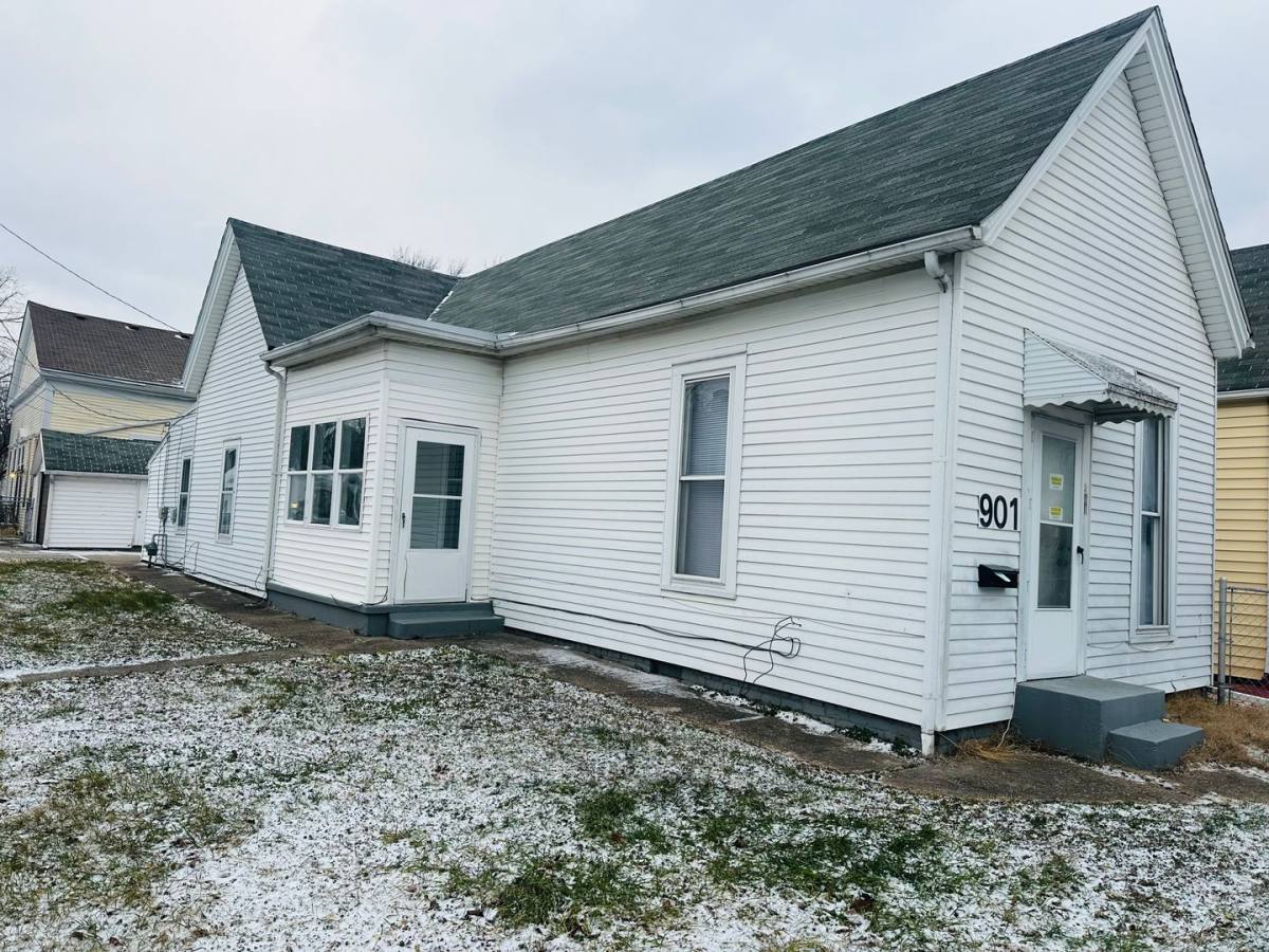 Apartment for rent at 901 E Oak St, New Albany, IN 47150