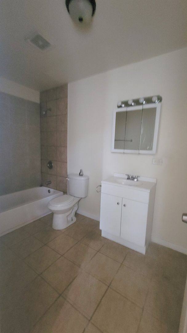 Apartment for rent at 6669 S Michigan Ave, Chicago, IL 60637