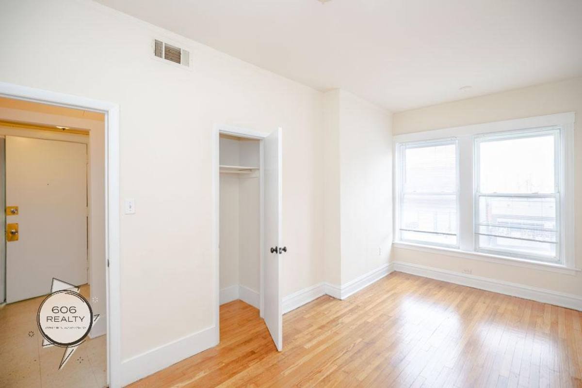 Apartment for rent at 6248-6256 S Western Ave 2400-2408 W, Chicago, IL 60636