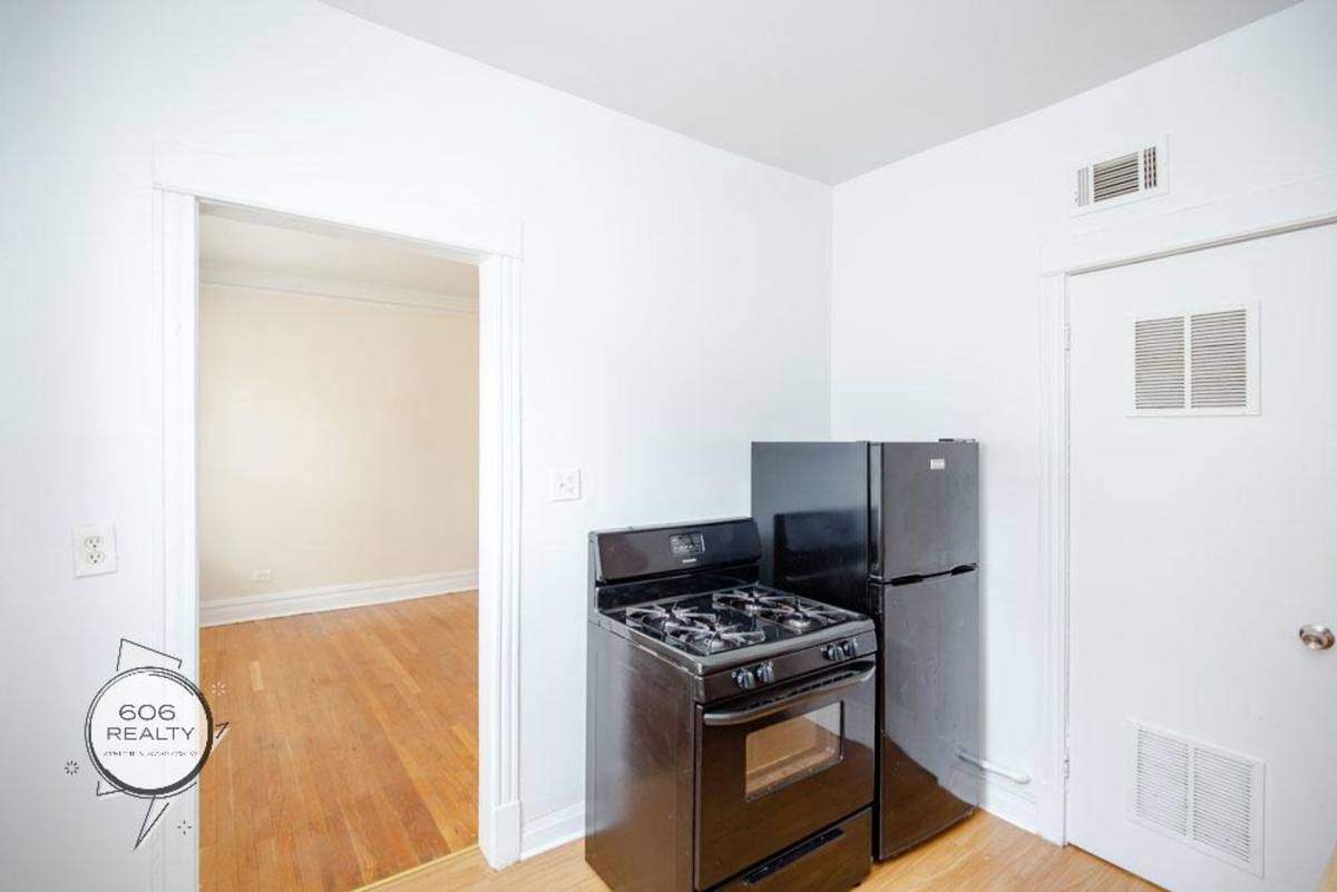 Apartment for rent at 6248-6256 S Western Ave 2400-2408 W, Chicago, IL 60636