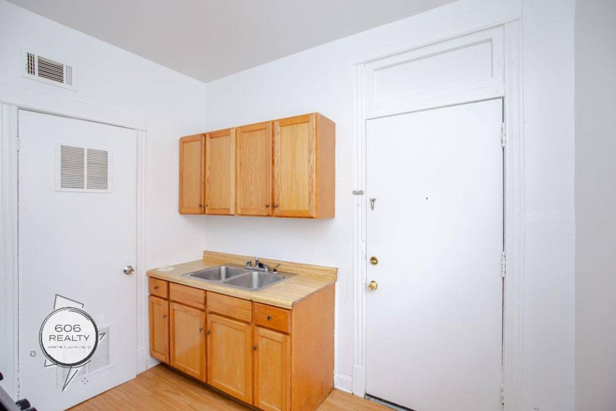Apartment for rent at 6248-6256 S Western Ave 2400-2408 W, Chicago, IL 60636