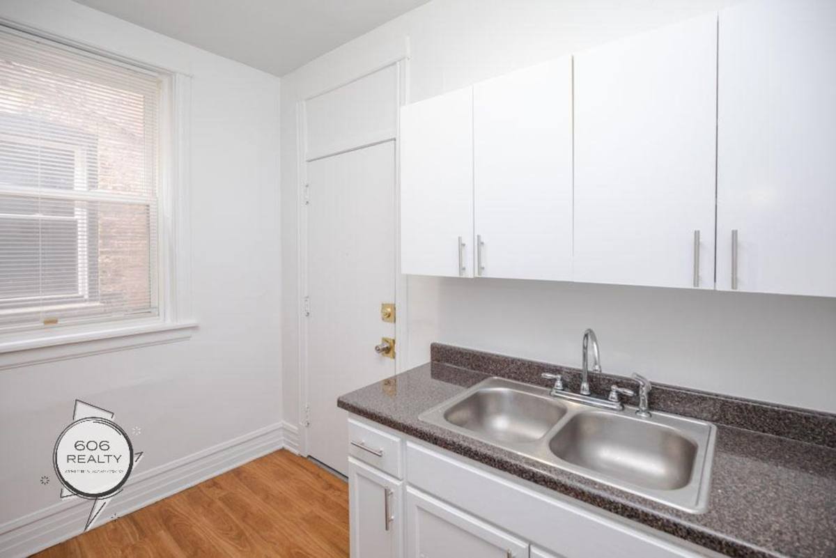 Apartment for rent at 6248-6256 S Western Ave 2400-2408 W, Chicago, IL 60636